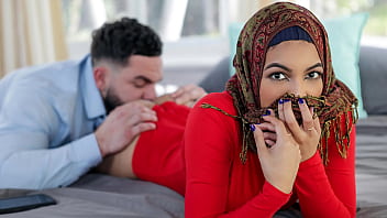 穆斯林继兄弟在婚礼前教育他的hijabi继妹的性快感